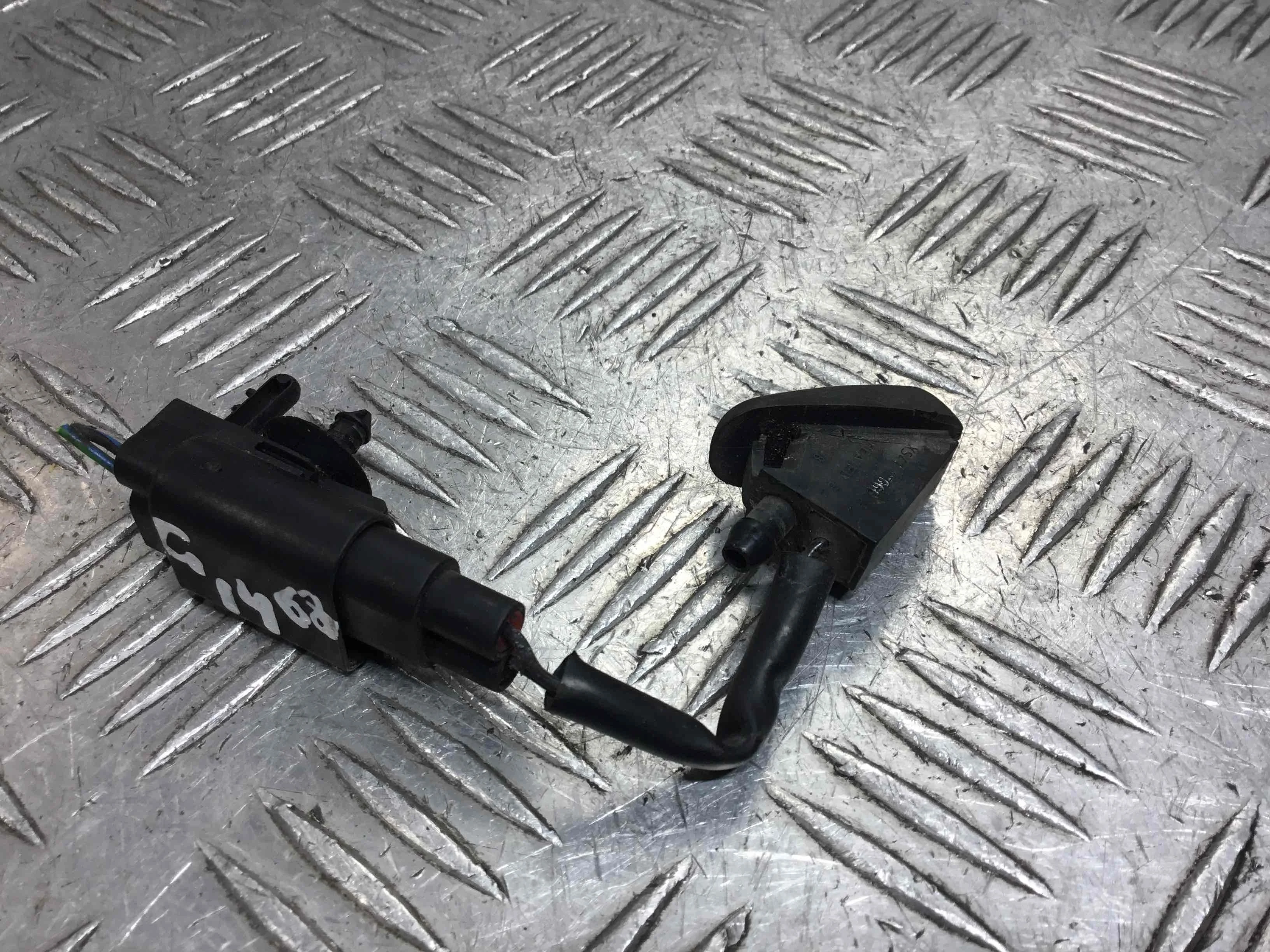 Форсунка омывателя Ford Focus 1 поколение [рестайлинг] (2001-2005) дизель 1.8 TDCi Механика Х/б