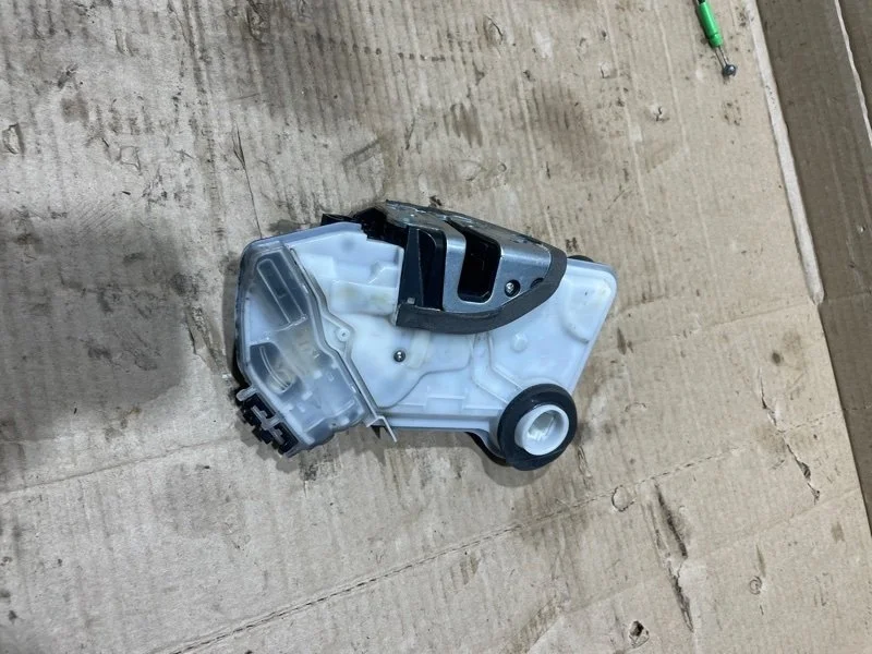 Замок двери передней левой Lexus Lx570 2017 6904053130 URJ202 3UR-FE 5.7