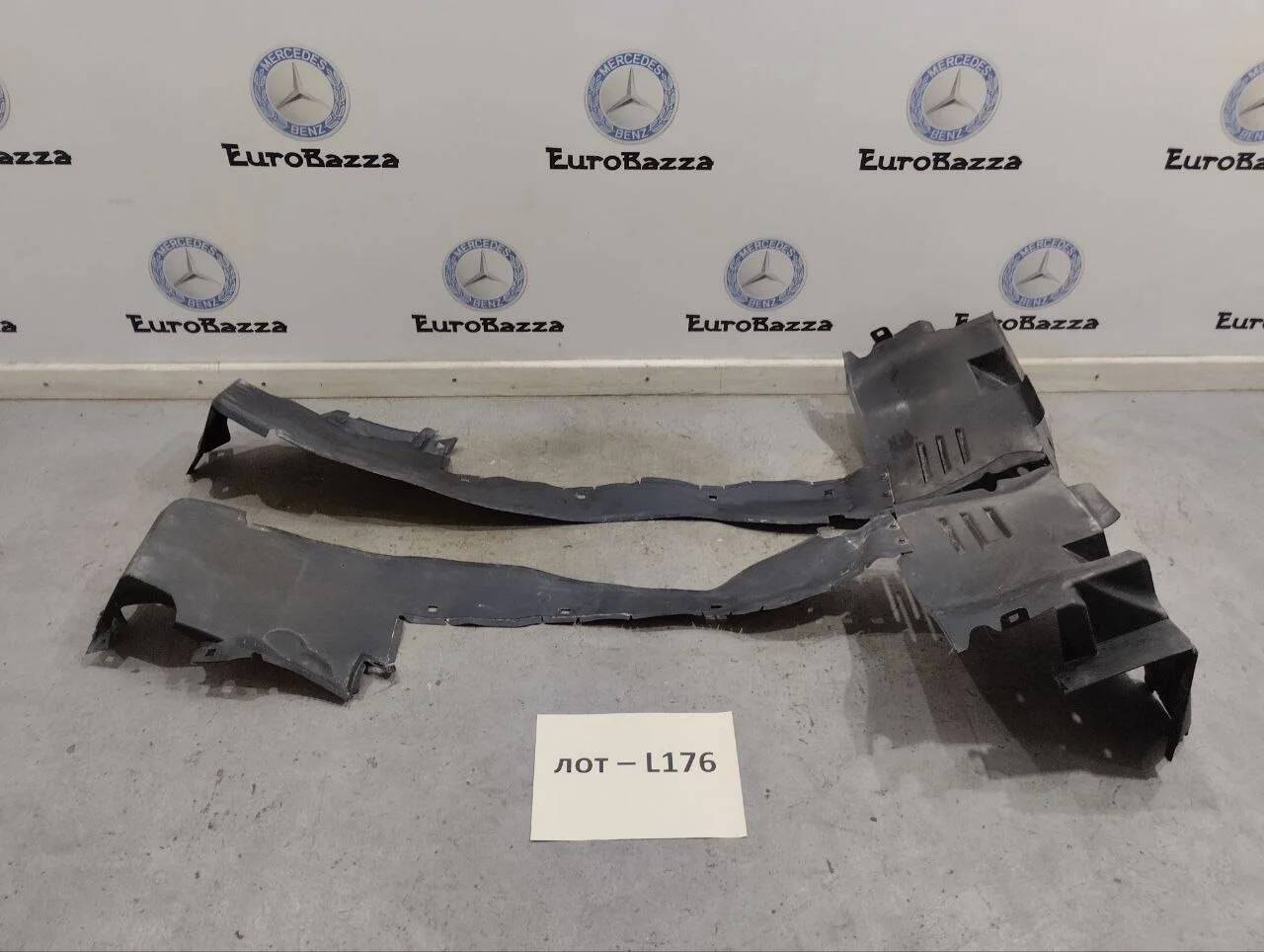 Подкрылок передний Mercedes W202
