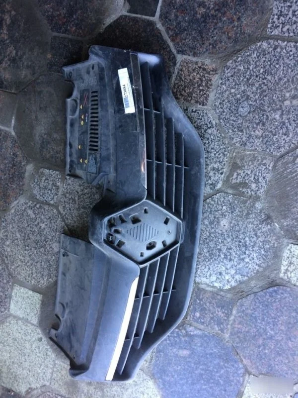Решетка радиатора Renault Kaptur 623105727R