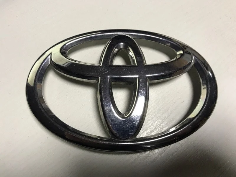 Эмблема решётки радиатора Toyota Camry 9097502192 V50