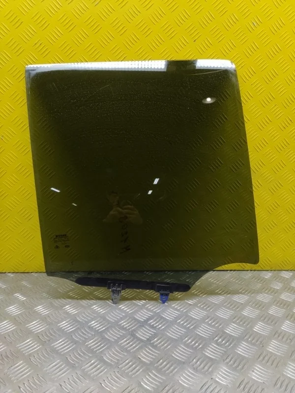 Стекло двери задней правой Nissan Navara (D40) 2004-2015 2008