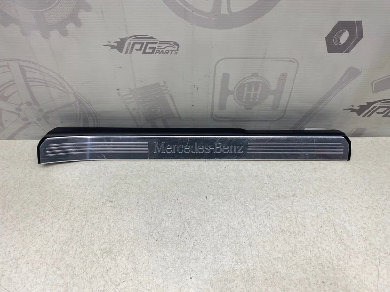 Накладка порога передняя правая внутренняя Mercedes-benz 2008 W221