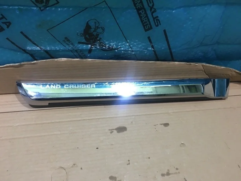 Молдинг двери Toyota Land Cruiser 2018 7507560150 URJ202 4.5 1VD-FTV, задний правый