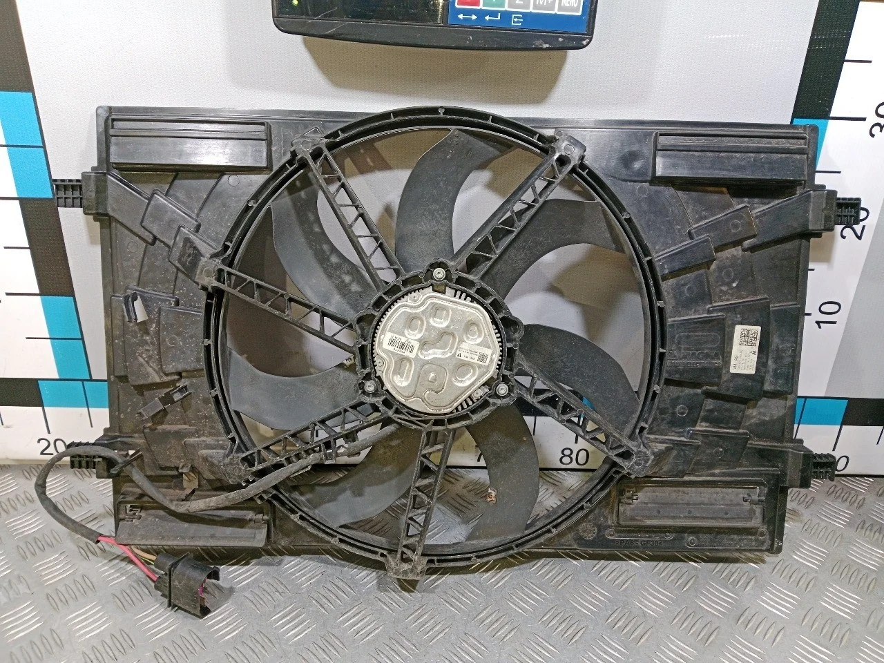 [Б/У] Вентилятор радиатора 300W VW Skoda Audi Skoda - Дефект фишки и крепления [Незначительные дефекты] [Код: 00531524 ]