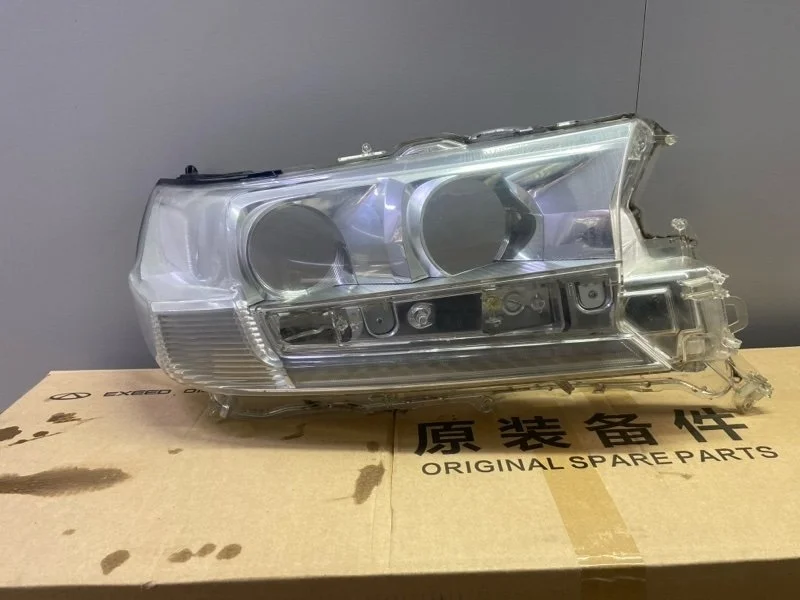 Стекло фары Toyota Land Cruiser 200 2015> 8113160K12, переднее правое