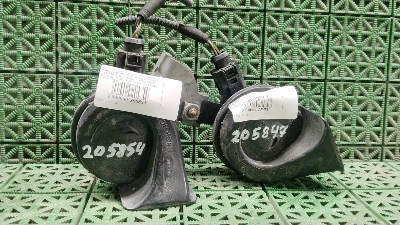 Сигнал звуковой AUDI A3, SKODA OCTAVIA 1Z, FABIA 1/2, RAPID, VOLKSWAGEN GOLF 5/5+/6, JETTA 5/6, PASSAT B6/B7/CC, POLO, CADDY, TOURAN, TIGUAN 2004-  высокий тон б/у A3(2004-2013);FABIA 2(2007-2015);OCTAVIA 1Z(2004-2012);GOLF 5(2004-2009);PASSAT B6(2005-2010)
