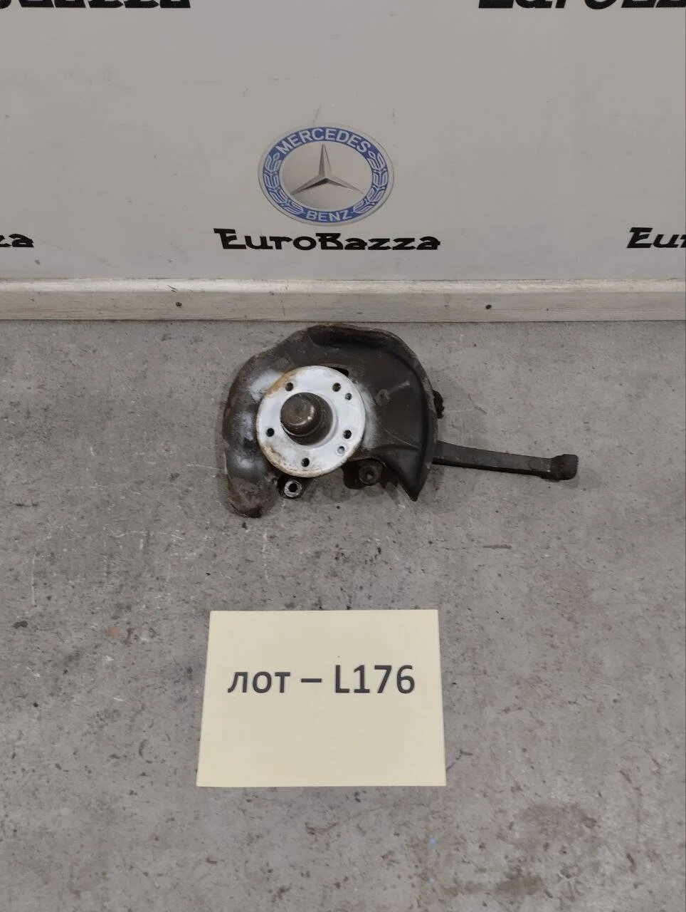 Поворотный кулак правый Mercedes W202