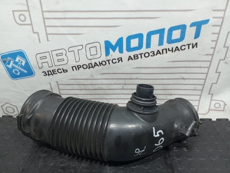 Патрубок воздушного фильтра Audi A6 Avant C6 AUK