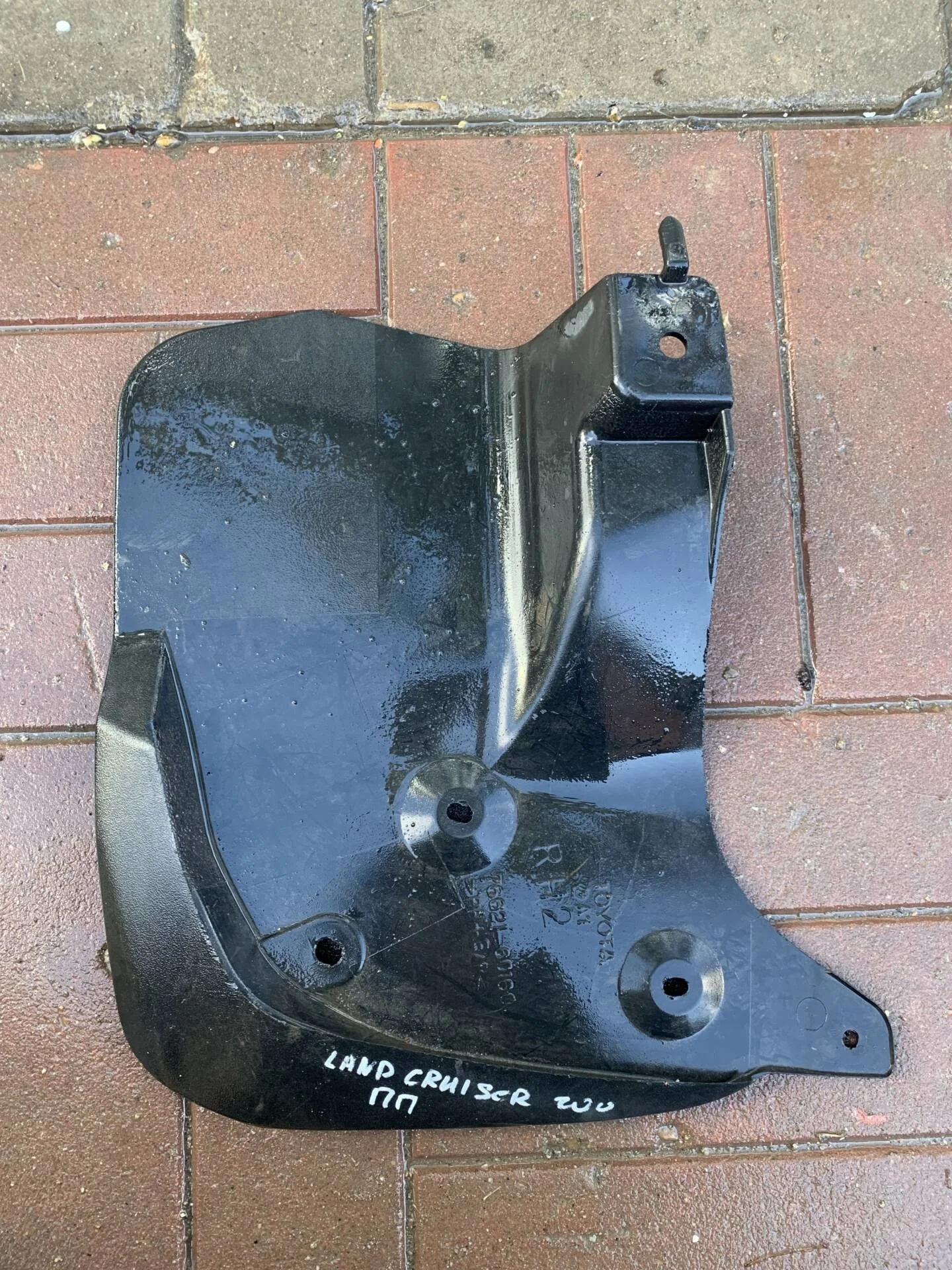 Брызговик передний правый Toyota Land Cruiser 200