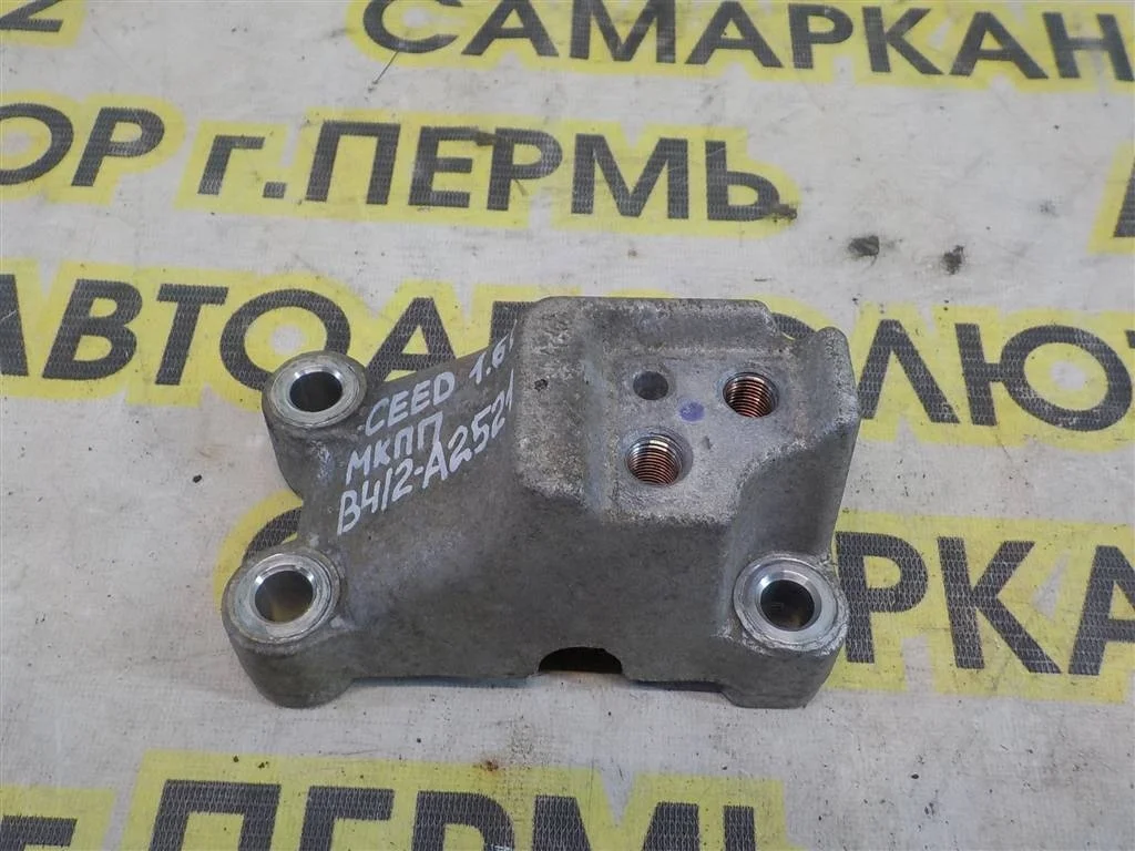 Кронштейн КПП левый KIA Ceed (ED) 2006- 2012