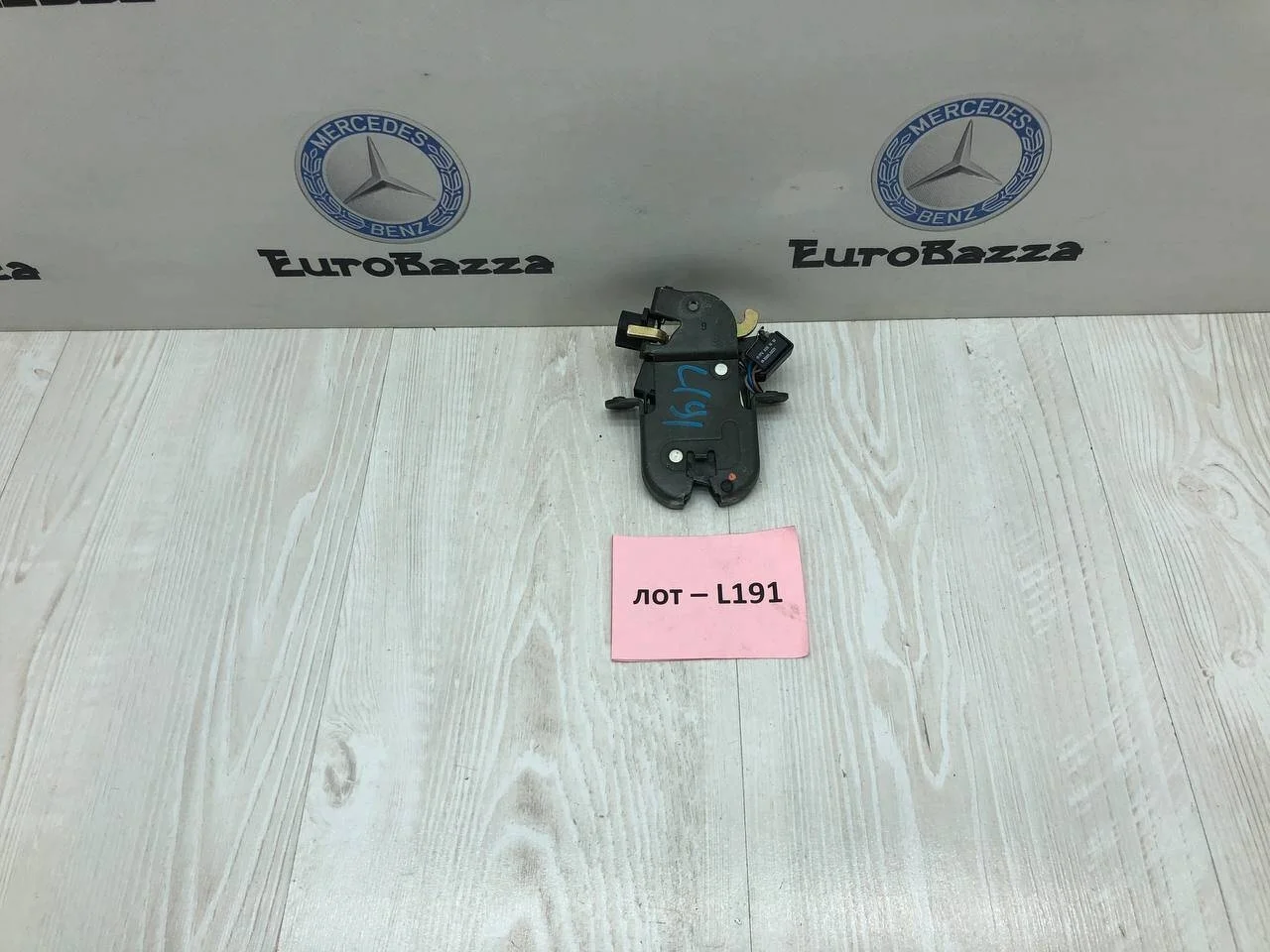Замок крышки багажника Mercedes R170