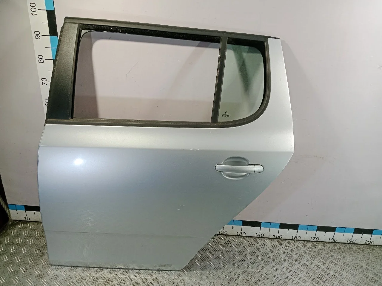 [Б/У] Дверь задняя левая Skoda Fabia - В сборе 5N0839015D + 5N0837205MGRU + 5J4839401B +5J6845209AK + 5J6845205K [ХОРОШЕЕ] [Код: 00534160 ]