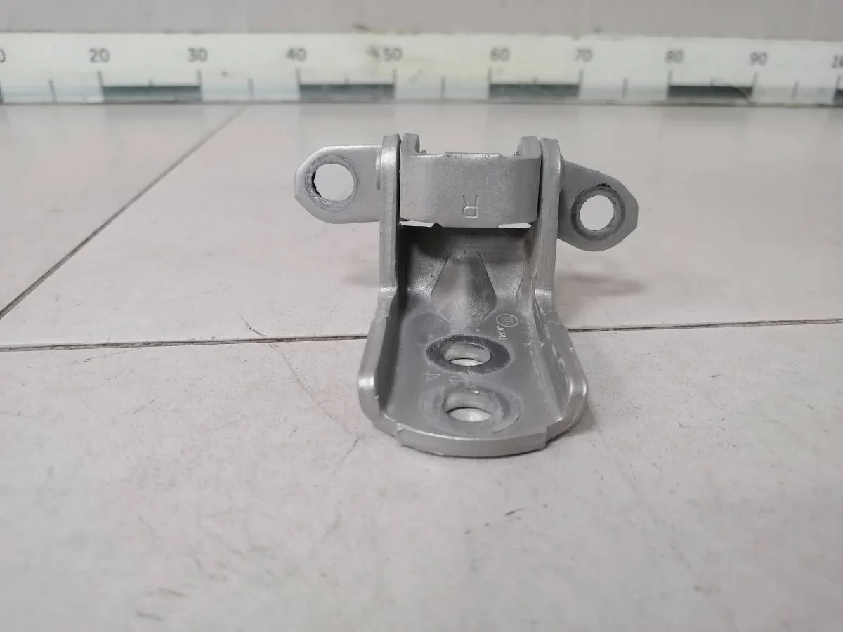 Петля двери задней левой нижняя Nissan Tiida C11 2007-2014