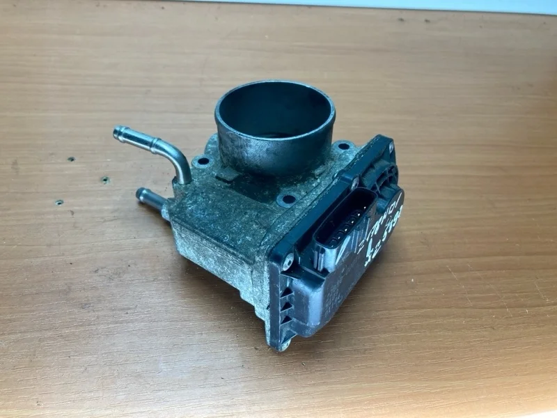 Дроссельная заслонка Toyota Avensis T250 220300D011 1.8 1ZZFE