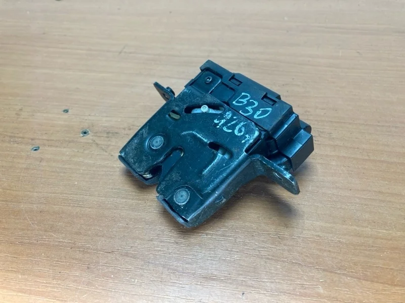 Замок крышки багажника Nissan Qashqai 1 J10 2006-2014 90502AV70B