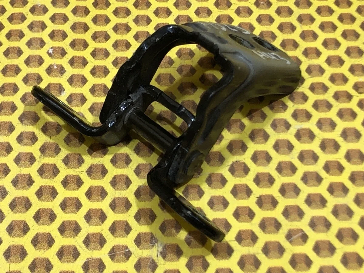 Петля двери задняя нижняя Nissan Juke 2013 F15