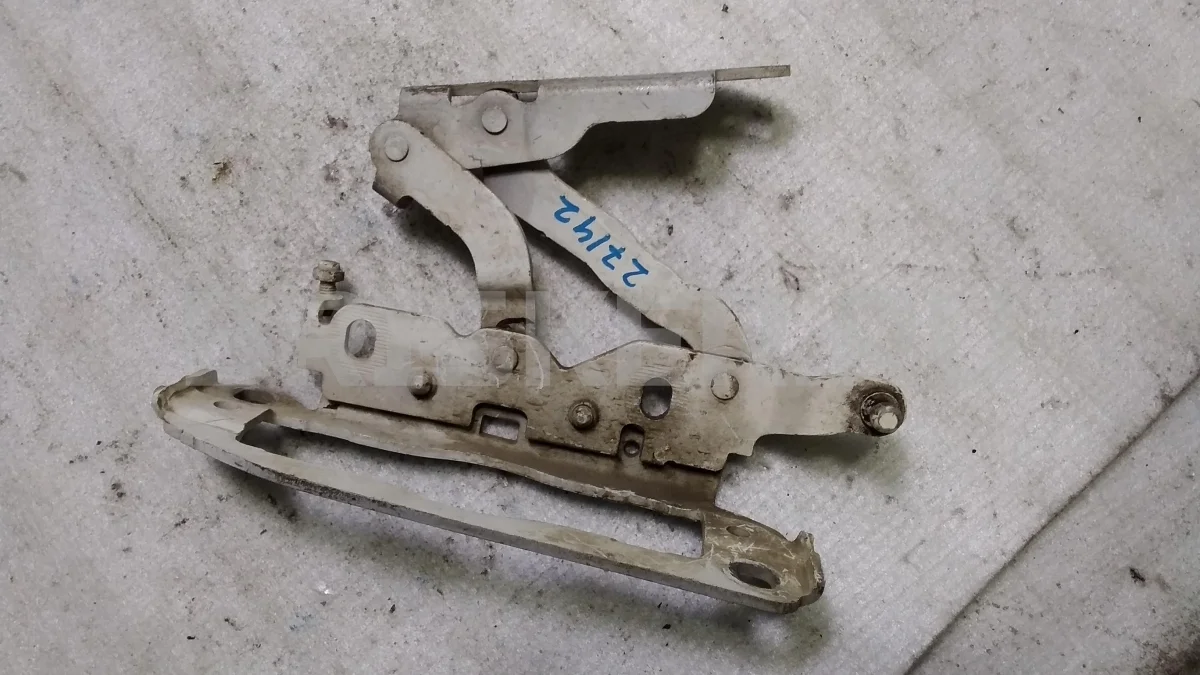 Петля капота правая Mercedes (Мерседес) Ц-класс W204