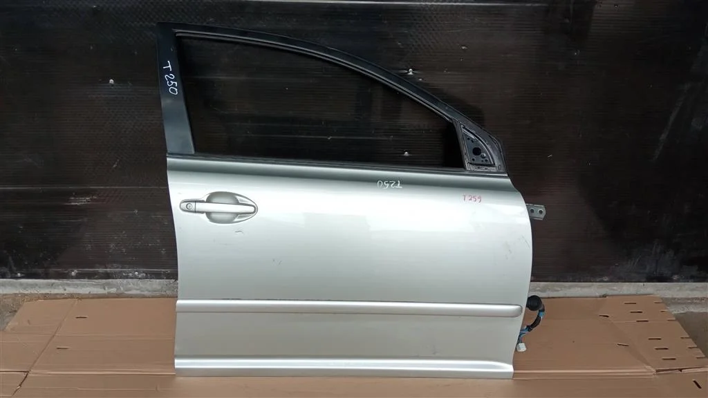 Б.у. дверь TOYOTA AVENSIS AZT251 TOYOTA AVENSIS AZT251