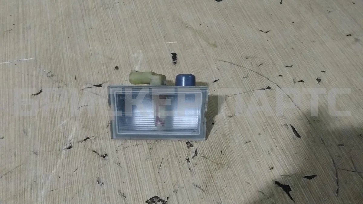 Плафон подсветки номера Ленд Ровер Дискавери 3