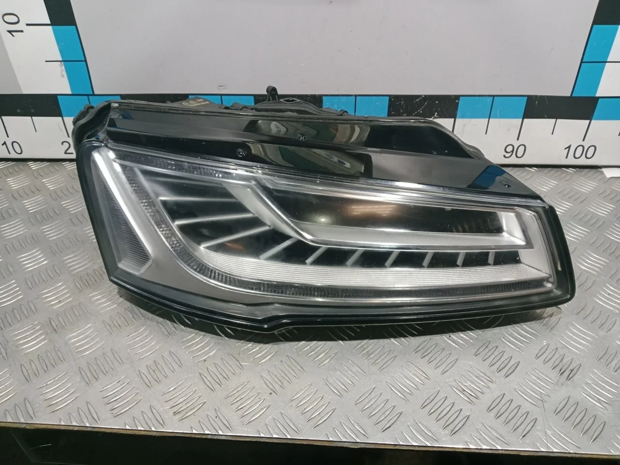[Б/У] Фара правая светодиодная (правый руль) Audi A8 4H 2014-2017 - Два ремонтных крепления [ХОРОШЕЕ] [Код: 00507208 ]
