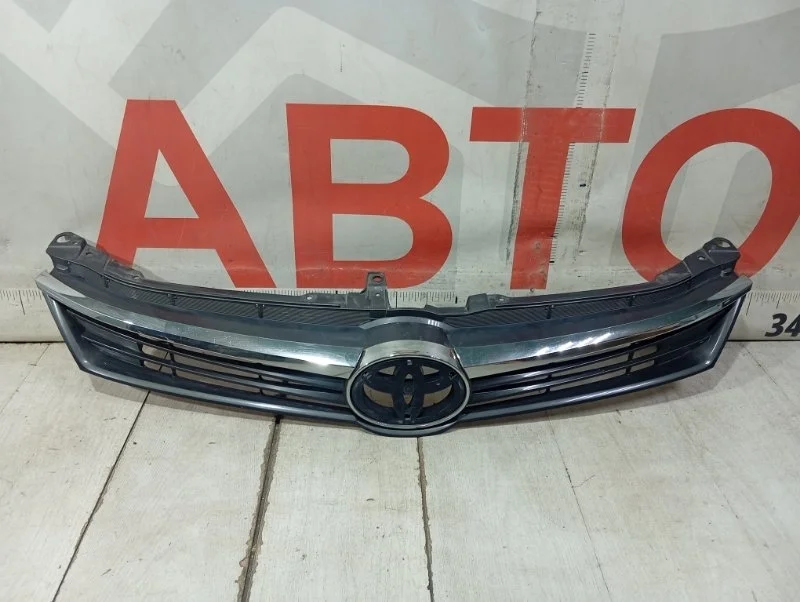 Решетка радиатора передняя Toyota Camry V55
