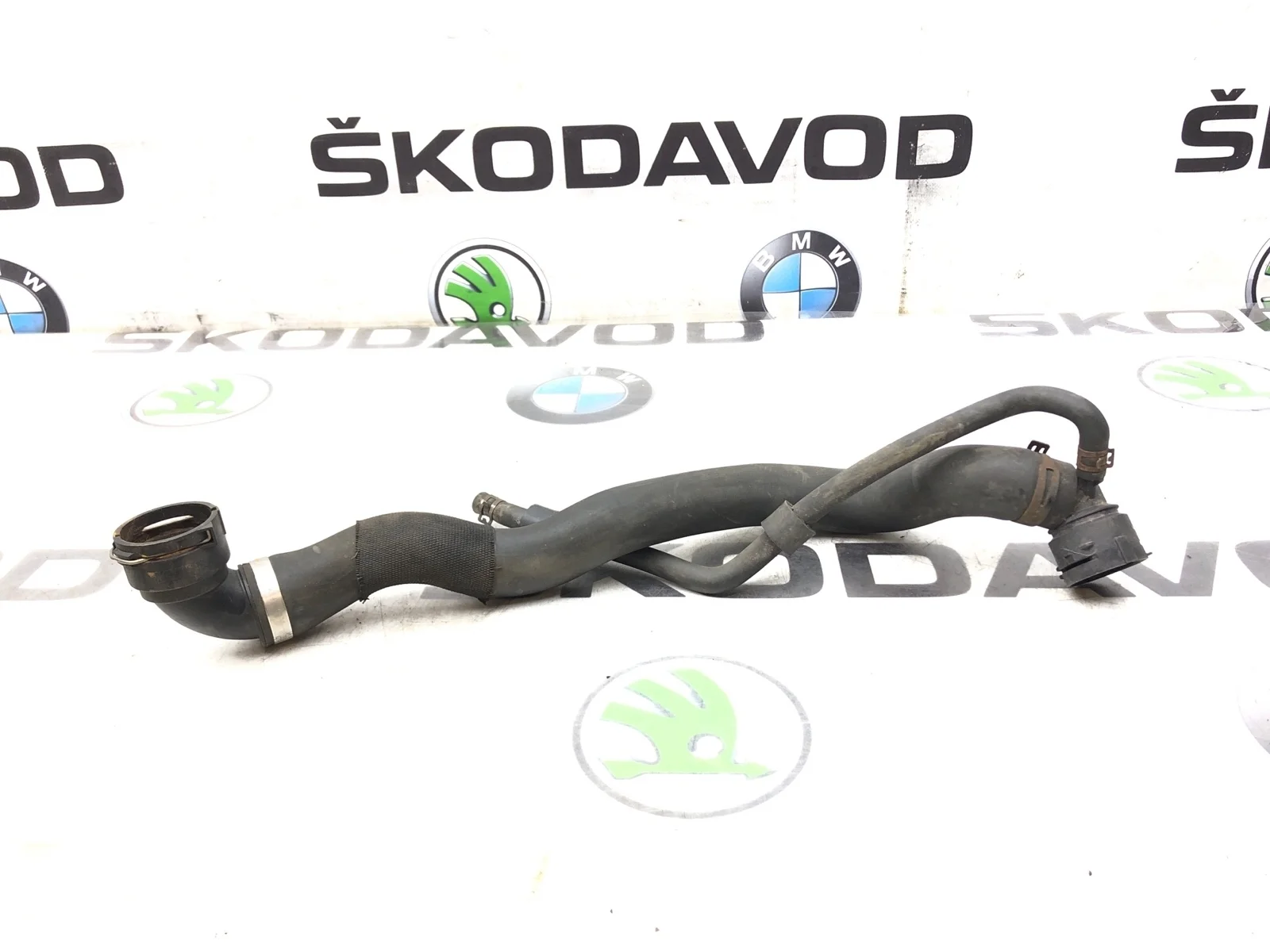 Патрубок радиатора верхний Skoda Yeti 2011 1K0122101GG 5L 1.8 CDAB