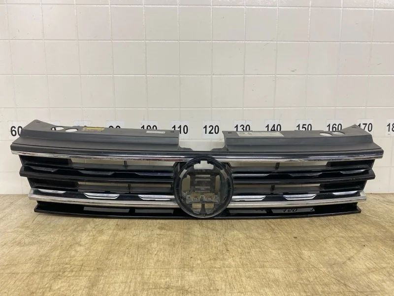 Решетка радиатора VOLKSWAGEN TIGUAN 2017 2018 2019 2020
