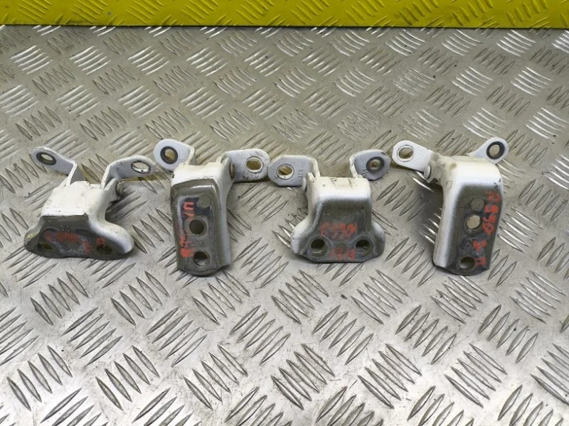 Петля двери Toyota Sequoia II 2008 - 2022 2013