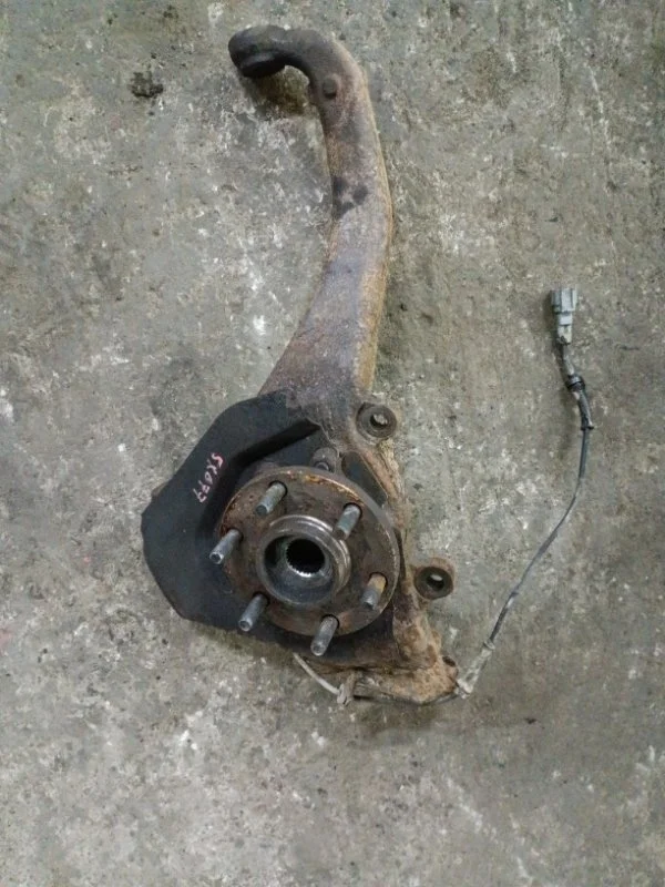 Кулак поворотный левый Nissan Pathfinder (R51M) 2004-2013 2010