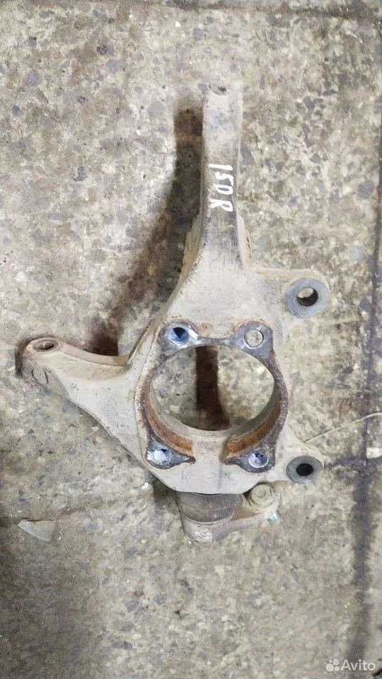 Кулак поворотный правый toyota