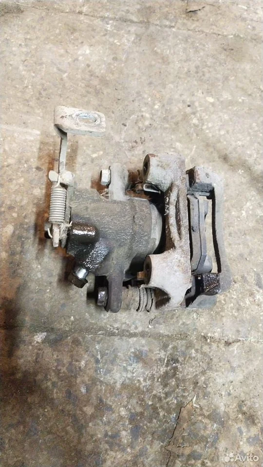 Суппорт тормозной задний правый toyota