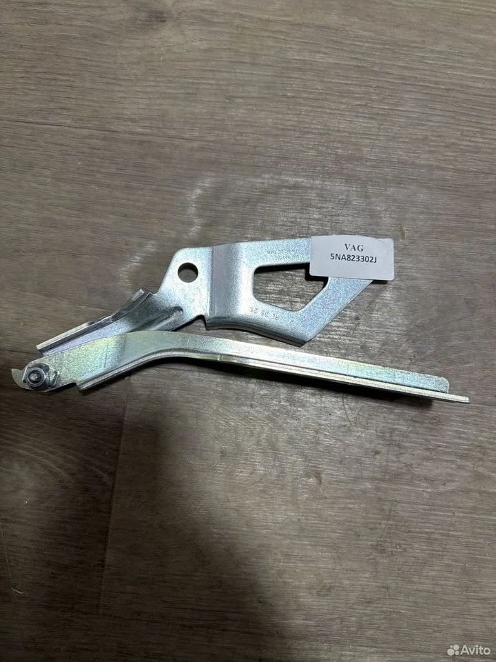 Петля капота правая vag