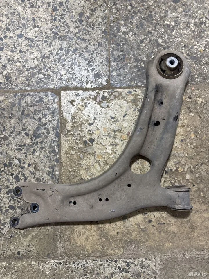 Рычаг подвески передний правый vag