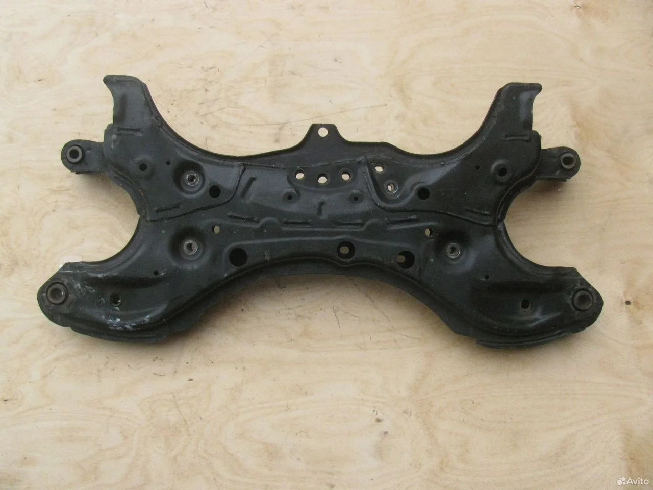 Подрамник балка toyota avensis azt250
