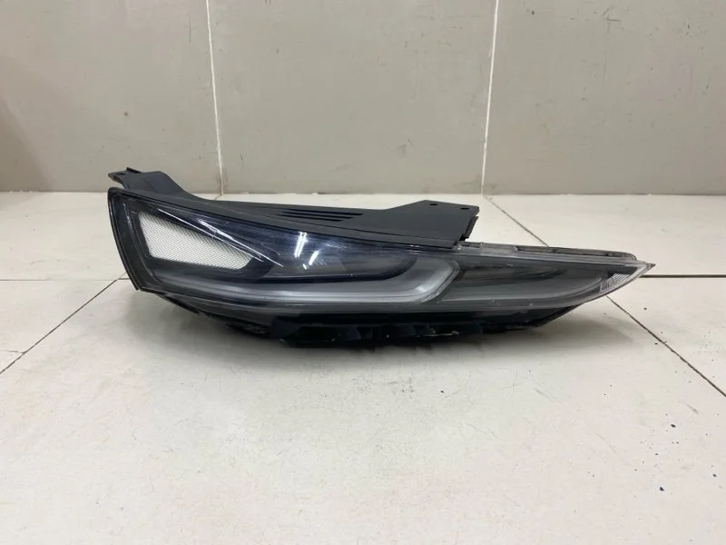 Дневной ходовой огонь правый Hyundai Santa Fe 4 TM