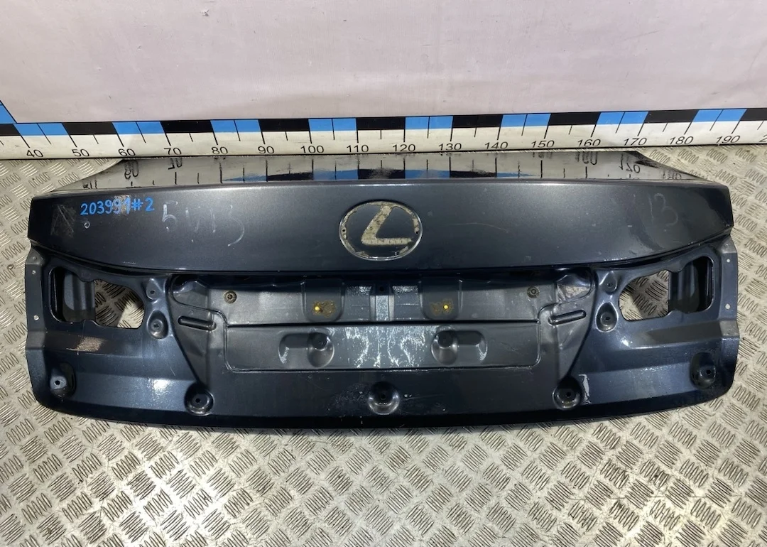 [Б/У] Крышка багажника Lexus IS 250/350 2005 - маленькая вмятинка [Незначительные дефекты] [Код: 00316678 ]
