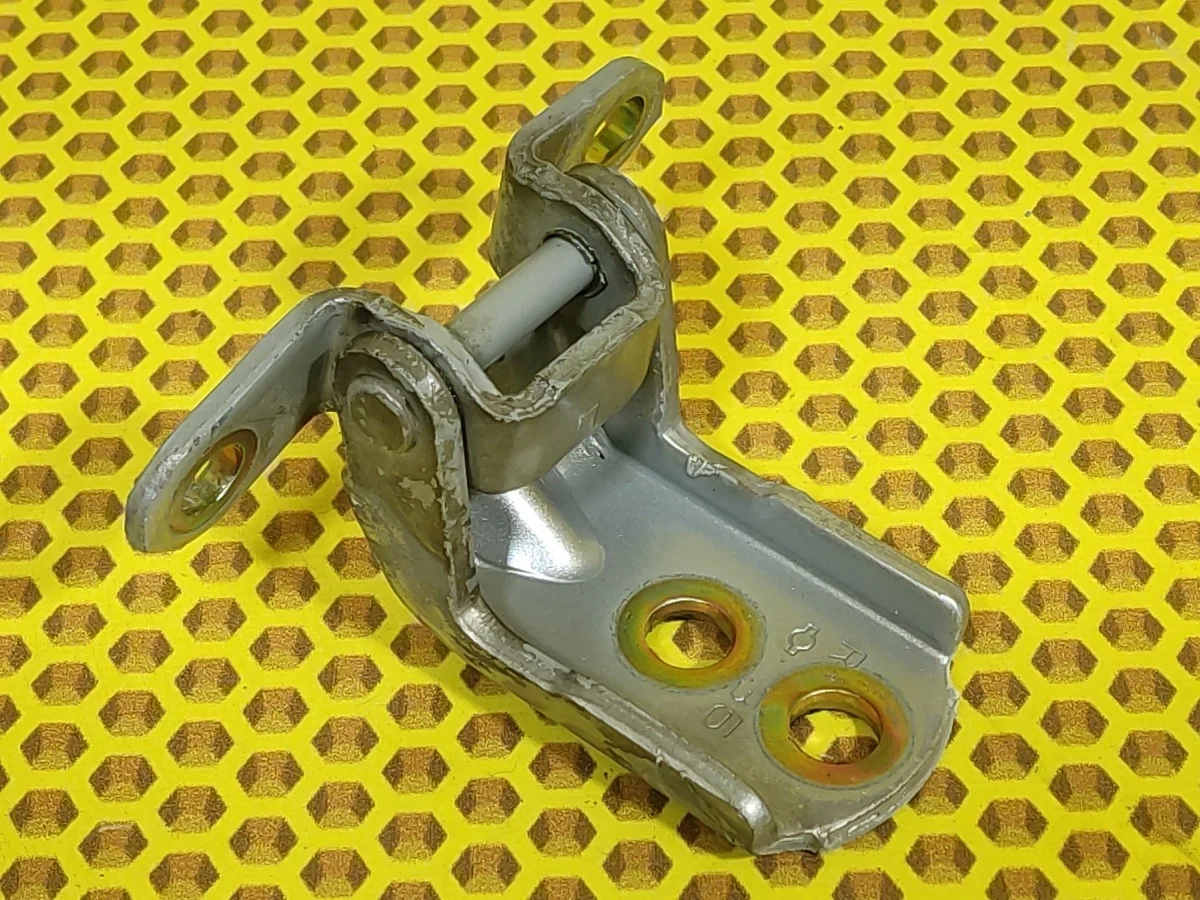 Петля двери задняя нижняя Nissan Maxima 2003 A33