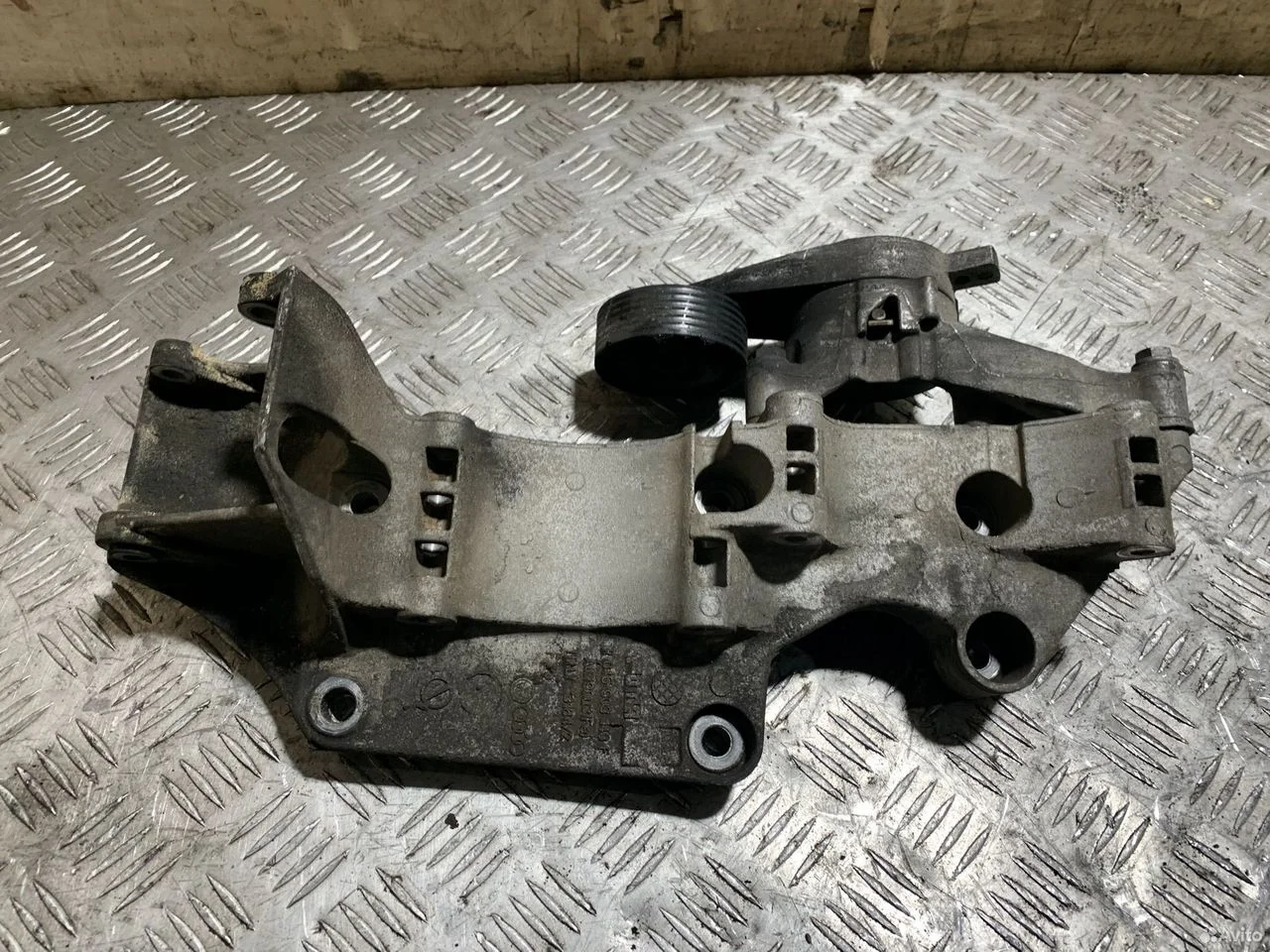 Кронштейн генератора 1.9 дизель vw t5 045903141f