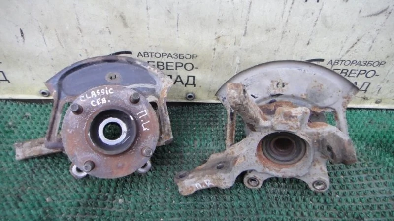 Кулак поворотный Nissan Almera 4001595F0B B10 QG16, левый