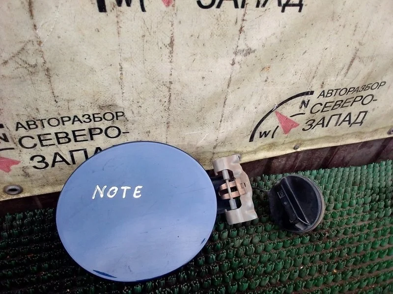 Лючок бензобака Nissan Note 788309U00A E11 HR16DE