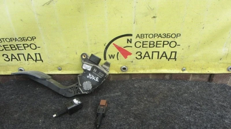 Педаль Nissan Juke 180021KM0B YF15 HR16DE
