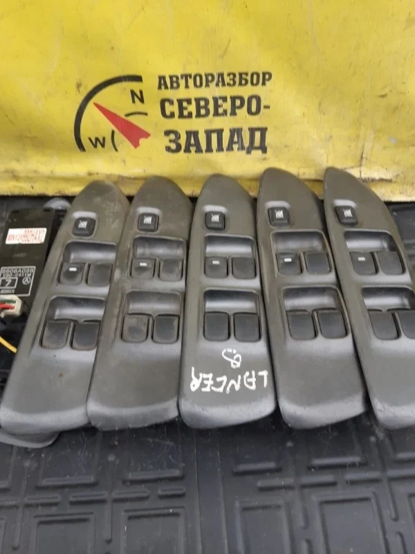 Блок управления стеклоподъемниками Mitsubishi Lancer 8608A098 CS5A 4G18