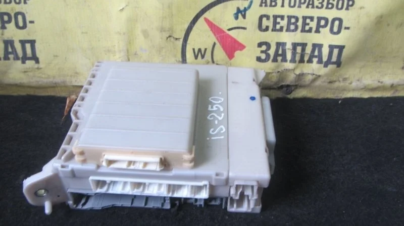 Блок предохранителей Lexus Is250 8273053023 GSE20 4GR