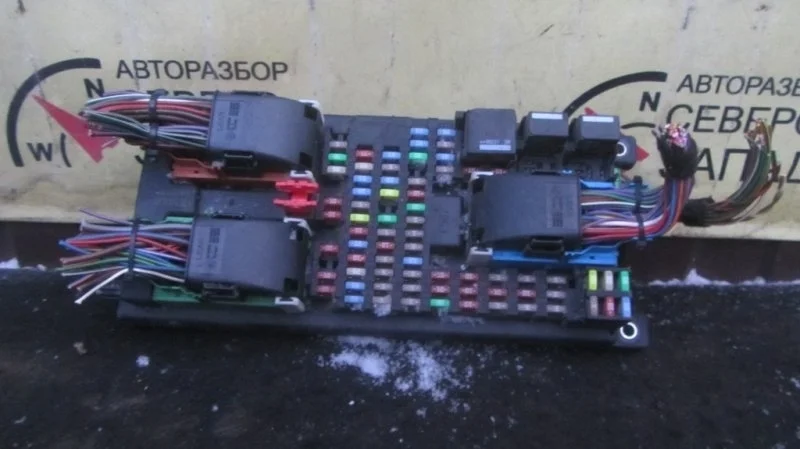 Блок предохранителей Land Rover Discovery YQE500300 L319 276DT