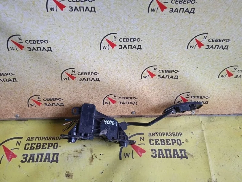 Педаль Mitsubishi L200 MR992933 KB4T 4D56