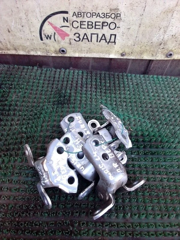 Петля дверная Toyota Auris 6871012151 ZRE151 4ZZ, передняя правая