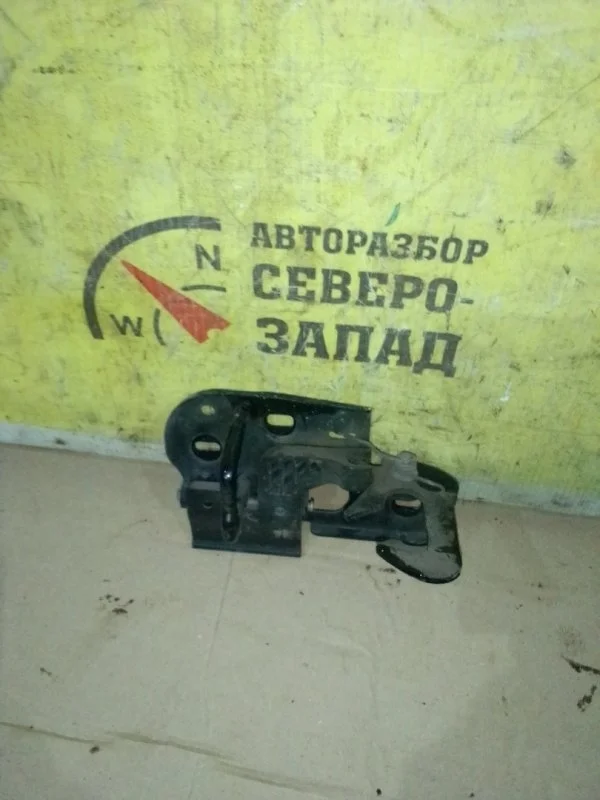 Крюк капота Volkswagen Touareg 3C0823480A 7P5