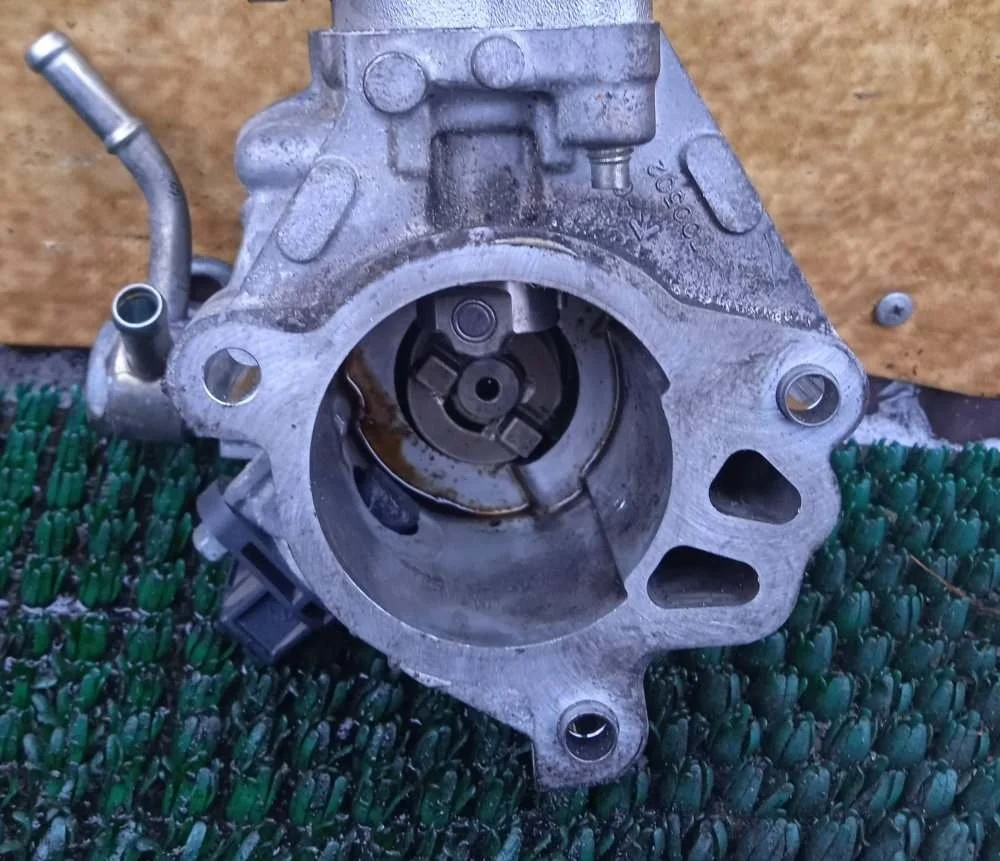 Насос вакуумный Mazda 3 2013 PE0718G00B BM 2.0