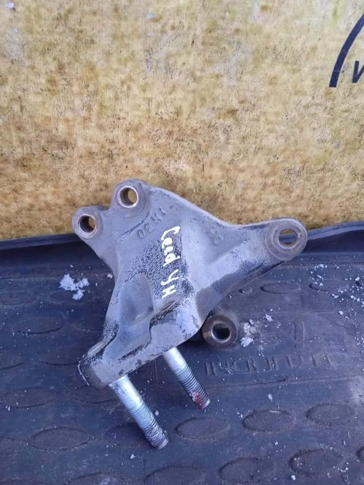 Кронштейн двигателя Kia Ceed 2011 216702B000 ED G4FC, правый